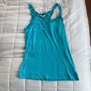 SPETTS LINNE FRÅN  NEW YORKER I DENNA FINA FÄRG  - Spettslinne turkos  Från lager  Ordinarie pris:100kr Den kostar nu :50kr Storlek: M