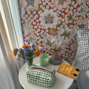 Necessär gingham - Jättefin Grönrutig necessär med rosa innertyg och dragkedja. Den är handgjord i återvunna tyger💚 necessären går att tvätta i 30 grader elelr handtvättsprogrammet med stängd dragkedja🌸