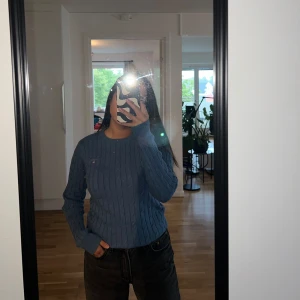 Gant blå kabelstickad tröja  - Jättefin blå färg som är så fin. Använd 1 gång! 