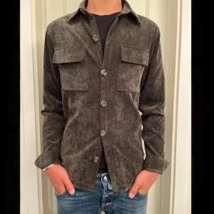 Ciszere overshirt - Säljer denna riktigt snygga, lite tunnare overshirt/skjorta som är perfekt nu under sommaren och kommande höst. Skick: 9/10, använd fåtal gånger. Nypris ligger runt 1200kr. 