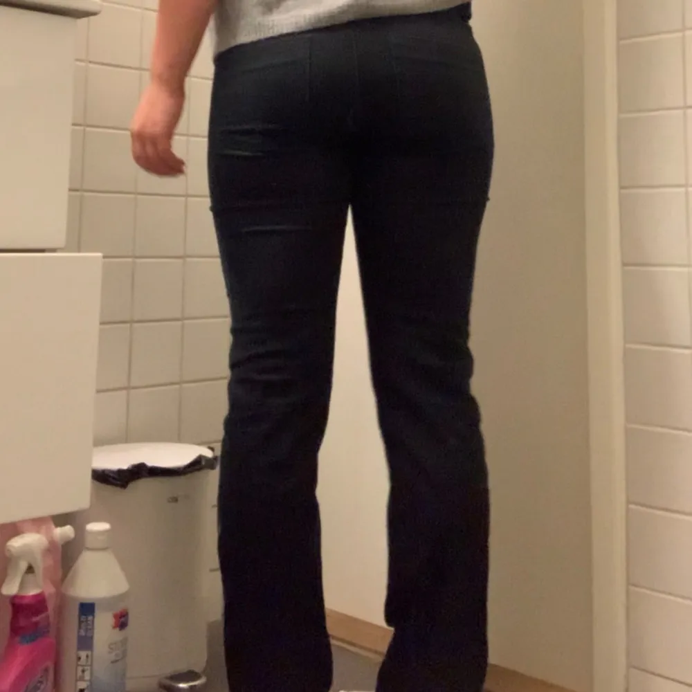 Säljer dessa sjukt snygga jeansen som inte kommer till användning längre. Midjemåttet är ca 36 cm. Dom passar mig jättebra i längden som är 160!💗. Jeans & Byxor.