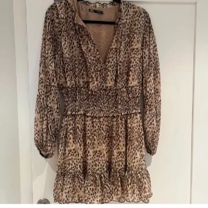 Leopardklänning  - Leopardklänning från zara som knappast är använd❤️🐆storlek m men passar även s 