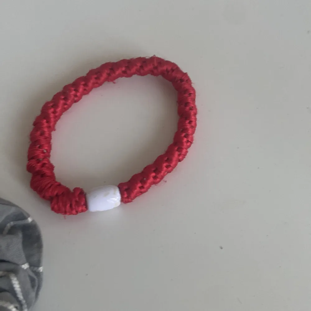 En grå scrunchie, 1 2 knekkisar. Accessoarer.