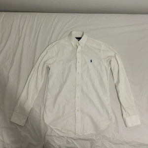 Polo Ralph Lauren oxford skjorta, slim fit - Polo Ralph Lauren oxford skjorta (slim fit) vit i väldigt gott skick, storlek small (S), knappt använd då den blev för liten på mig alldeles för snabbt, originalpris 1695 kr, mitt pris kan diskuteras!!!