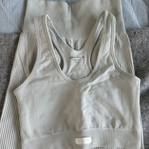 Björn borg tränings set - Så fint ribbat ljusgrå/beige tränings set i strl S/M, knapt använt i bra skick! 