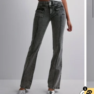 Lowwaist bootcut jeans - Säljer pågrund av att dom inte kommer till användning, använda fåtal gånger och är i jättebra skick! Kom privat för fler bilder