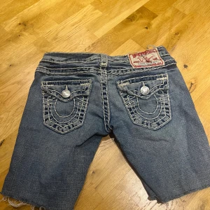 Jeans shorts  - Skot snygga jeans shorts som jag köpte men var för små aldrig använt och köpta från sellpy för 450 säljer för 300  Storlek 26 men känns större 