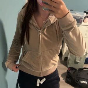 Juicy Couture - Hejj säljer min fina juicy couture tröja då ja inte använder den längre, den är i bra,fint skick. Om du undrar nått hör av dig💘
