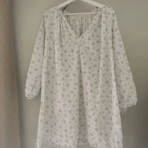 blommig klänning  - Söt vit klänning men små blommor på! Väldigt fin och knappt använd❤️