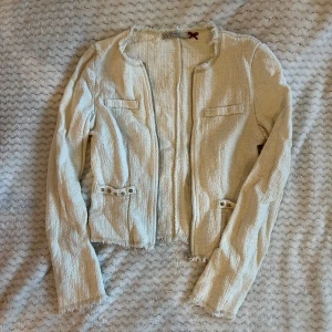 Vit kavaj - Vit kavaj med nitar på fickorna från Stradivarius. Köpt secondhand och själv använt den 2-3 ggr kanske!
