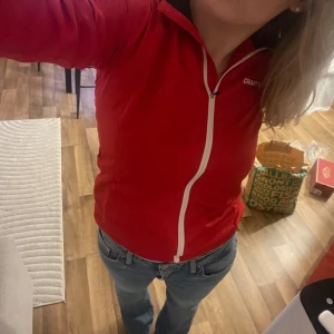 Röd Jacka - Röd vindjacka från Craft. Tunn och lätt, väldigt sportig och fin. Passar inte, aldrig använd. 2000-stil/ street style.
