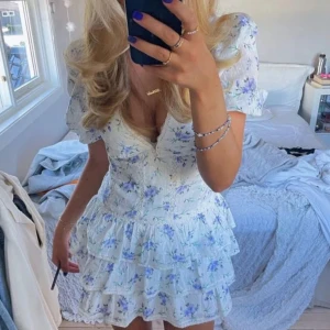 Gullig sommar klänning - Super gullig klänning (xs)från Vylander. Aldrig använd och inga defekter, köpte fel storlek.💕Orginal pris 489 kr, säljs för 300 kr💗