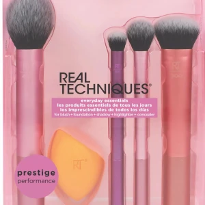 Sminkborste - Nu säljer jag mina Real techniques borstar🩵 helt oanvända med förpackning kvar, kan gärna skicka egna bilder med🩵