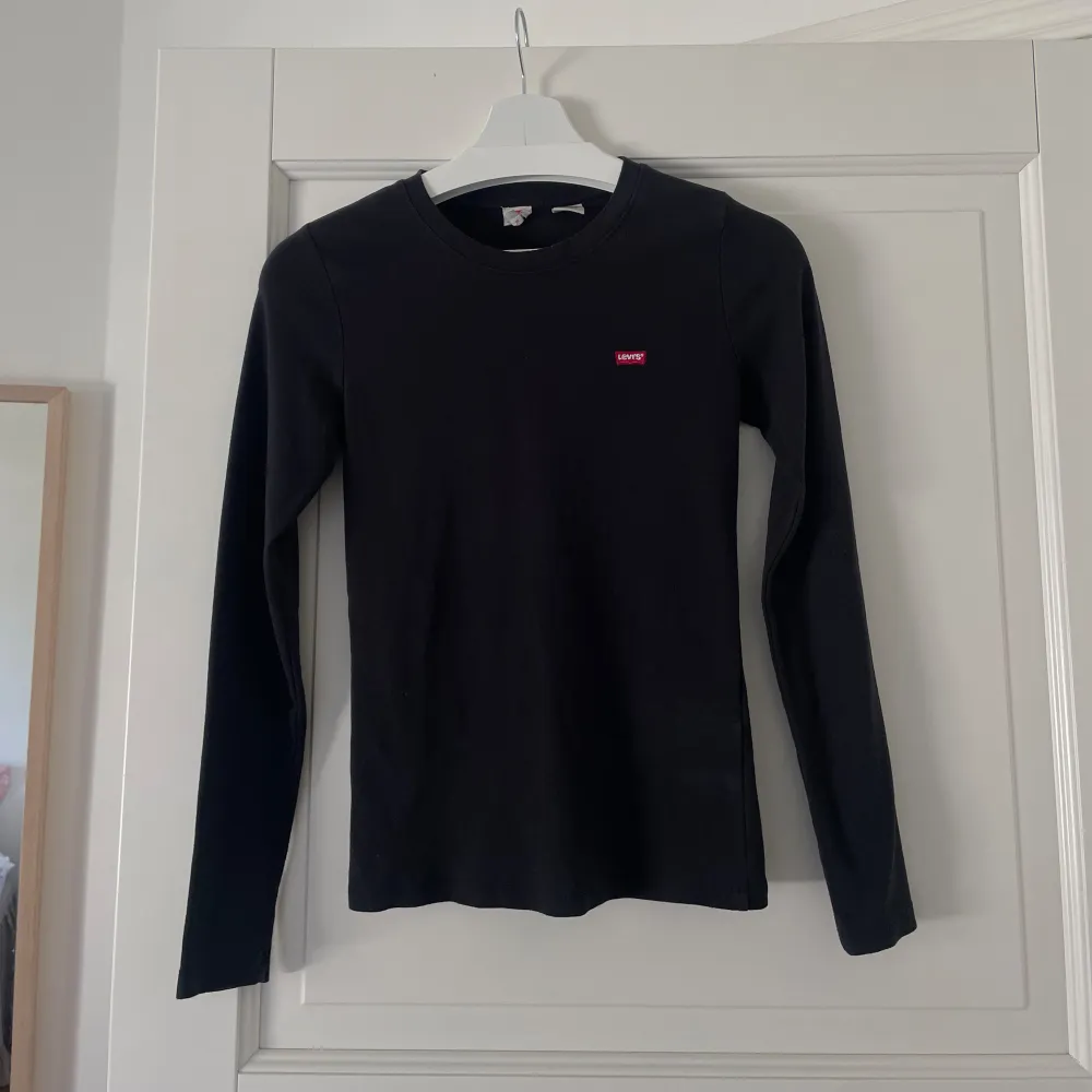 Långärmad tröja från Levi's som inte kommer till använding 🖤. Neuletakit & Villapaidat.