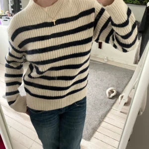 Super fin och bekväm tröja! - Super skön tröja köpt på h&m ❣️Storlek XS men fungerar även som S. Varm och skön, perfekt till hösten! Inga defekter!