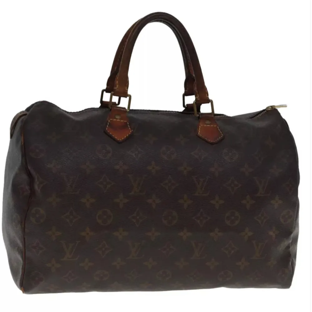 Louis Vuitton Speedy. Ett måste i väskkollektionen! Bra storlek för både vardagsbruk och resor. Perfekt att använda som skol-/arbetsväska. Speedy ger en touch av lyx och stil till varje outfit.. Väskor.