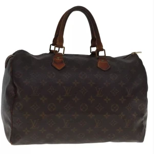 Louis Vuitton Speedy 35 - Louis Vuitton Speedy. Ett måste i väskkollektionen! Bra storlek för både vardagsbruk och resor. Perfekt att använda som skol-/arbetsväska. Speedy ger en touch av lyx och stil till varje outfit.