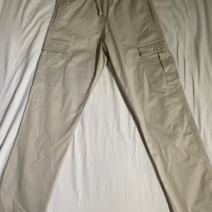 New Balance Cargo Pants - Kommer direkt från JD sports helt oanvända med lappen kvar. Köpta för 900kr
