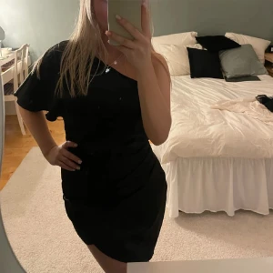 Svart klänning - Superfin och elegant! Inga lappar