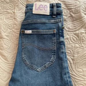 H&M Lee-jeans storlek 34 - Jeans från H&M i samarbete med Lee. Hög midja och smal passform. Storlek 34.