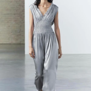 Klänning från zara  - Oanvänd, lapparna kvar 