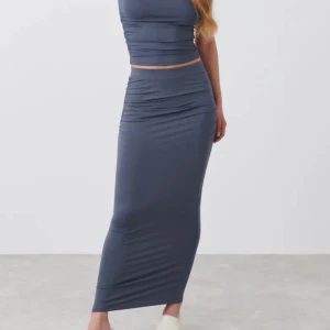 Långkjol - Superfin långkjol från Gina. Bara använd 1 gång och är i superbra skick. Storlek S. Har lite scrunch på sidorna.