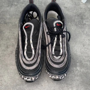 Nike air max 97 - Nike air max 97 skor! Skick 7/10 storlek 44 men passar 41-42!! Skorna behöver nya snören annars är de inga fel på dem!! 
