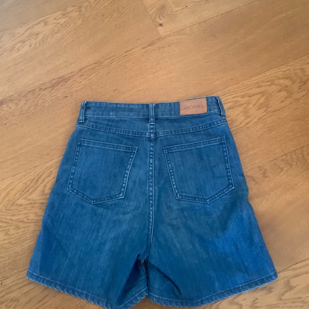 Jättefina jeansshorts med solar på från monki💕. Shorts.