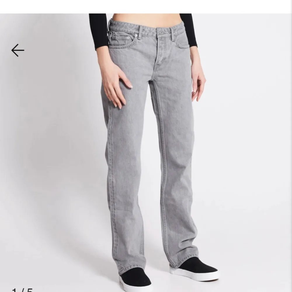 I storlek XXS som jag tycker passar som XS. Den är mid waist och har använt några gånger. Köpt för 400kr säljer 120kr☺️. Jeans & Byxor.