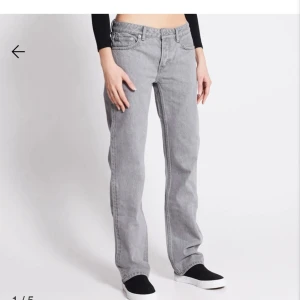 Grå jeans ICON lager 157  - I storlek XXS som jag tycker passar som XS. Den är mid waist och har använt några gånger. Köpt för 400kr säljer 120kr☺️