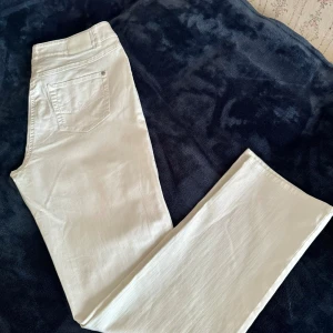 Vita Gerry Weber jeans - Raka Gerry Weber Roxana jeans, lite kraftigare bomull/polyamid/elastan.