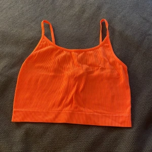 Neonfärgad topp - Använt en gång, i storlek xs från New Yorker, stretchigt material