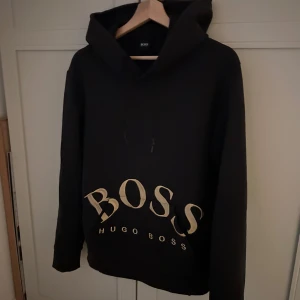Boss hoodie - Säljer en snygg boss hoodie i storlek S (kan även passa M), okej skick. Säljs inte mer på nätet. Skriv för intresse! 