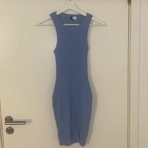 Blå tajt klännibg - Jättesöt blå klänning ifrån H&M sälj pga jag inte använder den. Inga defekter och har änvänt den typ 1-2 gånger! Kp för bilder på! Den är stretchig!