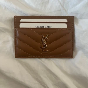 YSL inspirerad korthållare  - En inspirerad korthållare som aldrig är använd. 