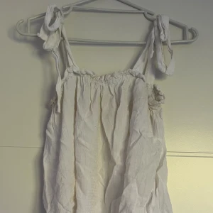 Populär topp från H&M  - Denna fina sommar toppen från H&M🥰. Använd ett flertal gånger. Materialet är viskos.