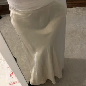 Kjol - Satinkjol som jag har använd 1 gång på en skolavslutning men annars inte alls. Då den inte passar min stil men annars tycker jag den är jätte söt 