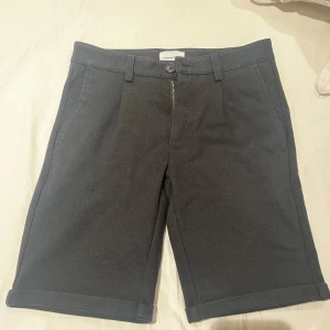 Lindbergh Pleated shorts - Fina Lindbergh shorts som är väldigt elastiska. Originalpris är 1600kr men säljer de för 400kr. Storleken är XXS.