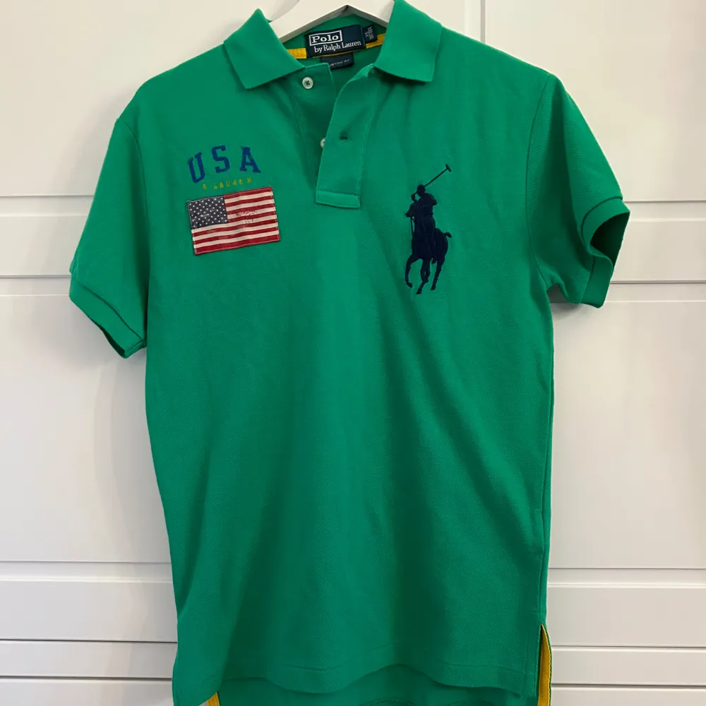 Säljer denna Ralph lauren piken! Andvänd sparsamt och skicket är riktigt bra! . T-shirts.