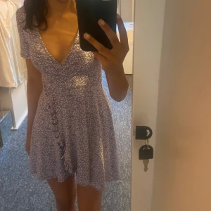 Lila blommig klänning 💖 - Superfin lila blommig klänning köpt secondhand, jättebra skick.❤️