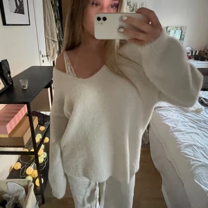 Stickad tröja 🤍 - Så gosig & mjuk stickad tröja 🐚🩷 Perfekt både i sommar å höst!!