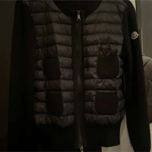 Moncler Cardigan - Superfin cardigan från moncler, bra skick storlek M men funkar på S och XS