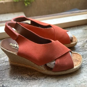 Klackar helt nya  - Säljer denna snygga klackar i storlek 37,5. Helt nya, aldrig använda. Märket Anvesa, från Spanien, äkta läder m mocka. Spännet är kardborre, väldigt smart och stilrent. 