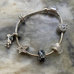 Armband med berlocker - Armbandet är rostfritt💕✨