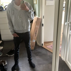 Ralph lauren zip hoodie - Säljer en schysst RL zip hoodie då den inte passar mig längre. Den har grå vita mönster överallt vilket är riktigt schysst och ovanlig. Skick 6.5/10 pga slitning men den går att laga (sista bilden). Hör av dig om du har frågor.
