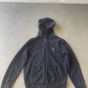 Hej! Jag säljer nu min Ralph lauren full zip hoodie då den är för liten för mig. Den är i bra skick men snörena från luvan är borta men påverkar inte hoodien dåligt. Skriv till mig för frågor om den.