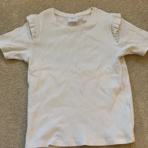 Tröja💕 - Säljer en jätte gullig tröja i storlek 140 men passar ”Xxs” tröjan kommer ifrån Zara! Om du är intresserad av att köpa den skriv till mig först!💕