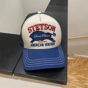 Stetson keps - Säljer denna vintage-liknande keps från Stetson, köpt för 500kr men säljer för 200! I nyskick :) 200 + frakt🧢💙