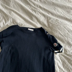 Moncler klänning - Säljer en kort stickad Moncler klänning (köpt på barnavdelning men passar en xs). Blivit ett litet hål i armhålan (se bild) men inget som syns när den är på! Köpt för ca 3500kr säljes för 1000kr. 