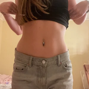 Gråa jenas - Fina lågmidjade jeans ifrån gina tricot